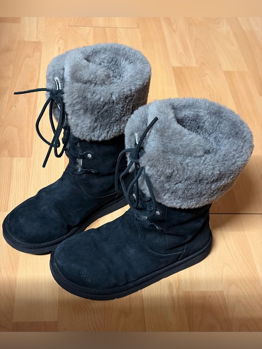 UGG Women's Black Suede,Lace-Up,Fur-Lined Mid-Calf winter Boots,Rubber sole.Sz 8